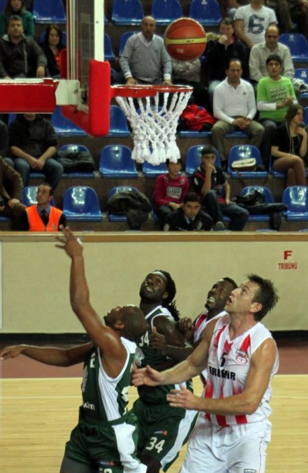 Erdemirspor: 71 - Aliağa Petkim: 61