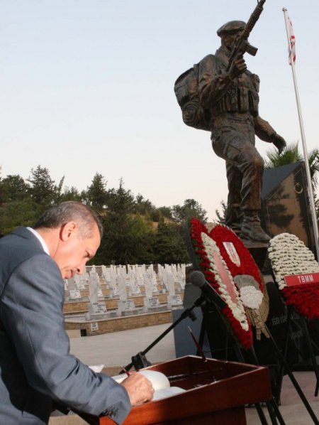 Erdoğan, Boğaz Şehitliği'ndeki Törene Katıldı