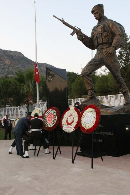 Erdoğan, Boğaz Şehitliği'ndeki Törene Katıldı