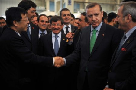 Erdoğan, Rüzgar Enerjisi İçin Türbin Üreten Fabrikada İncelemelerde Bulundu
