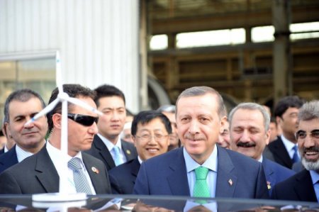 Erdoğan, Rüzgar Enerjisi İçin Türbin Üreten Fabrikada İncelemelerde Bulundu