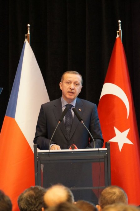 Erdoğan: Avrupa artık teröristlerle arasına mesafe koymalıdır