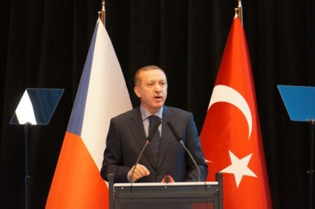 Erdoğan: Avrupa artık teröristlerle arasına mesafe koymalıdır