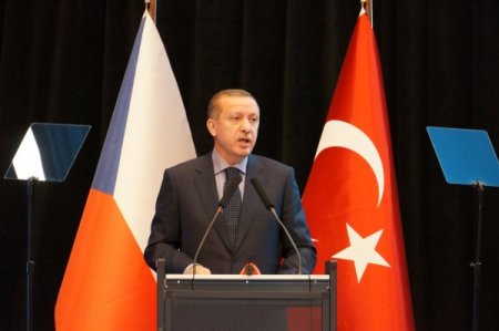 Erdoğan: Avrupa artık teröristlerle arasına mesafe koymalıdır