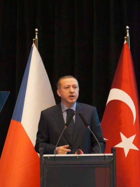 Erdoğan: Avrupa artık teröristlerle arasına mesafe koymalıdır