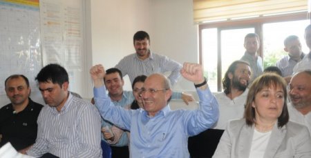 Erdoğan Bayraktar'ın Seçim Sevinci