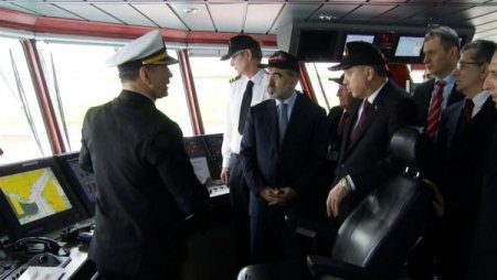 Erdoğan sismik araştırma gemisinin dümenine geçti