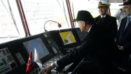 Erdoğan sismik araştırma gemisinin dümenine geçti