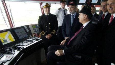Erdoğan sismik araştırma gemisinin dümenine geçti