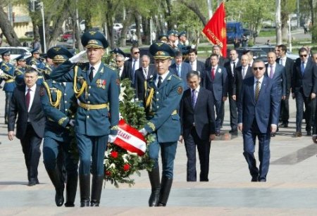 Erdoğan Zafer Anıtı'na Çelenk koydu