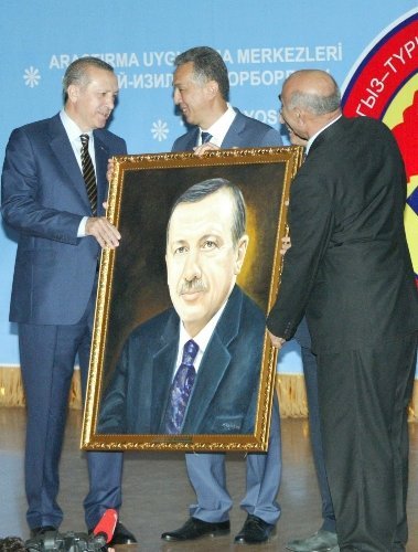 Erdoğan'a Manas Üniversitesi'nde portre sürprizi