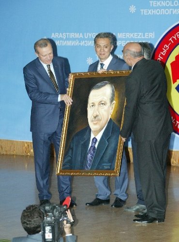 Erdoğan'a Manas Üniversitesi'nde portre sürprizi