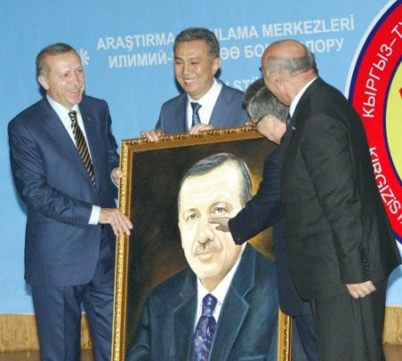 Erdoğan'a Manas Üniversitesi'nde portre sürprizi