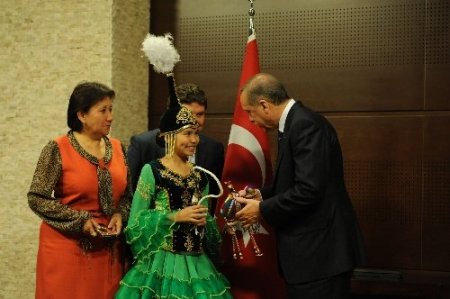 Erdoğan'dan dünya çocuklarına kardeşlik vurgusu: Hepimiz Adem ve Havva'danız
