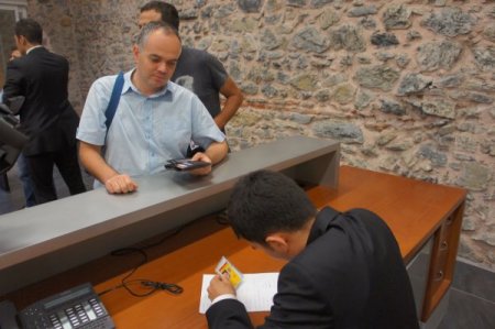 Erdoğan'ın Dolmabahçe Çalışma Ofisi'nde Güvenlik Üst Düzeye Çıkarıldı