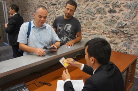 Erdoğan'ın Dolmabahçe Çalışma Ofisi'nde Güvenlik Üst Düzeye Çıkarıldı