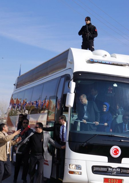 Erdoğan'ın helikopteri havada skorsy ve kobra helikopterleri ile korundu