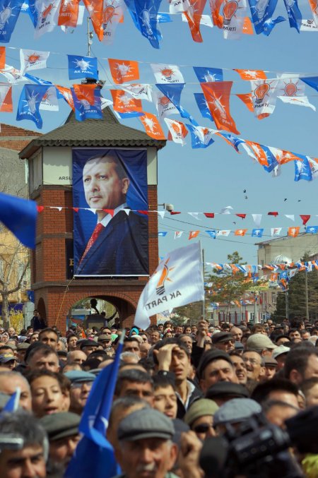 Erdoğan'ın helikopteri havada skorsy ve kobra helikopterleri ile korundu