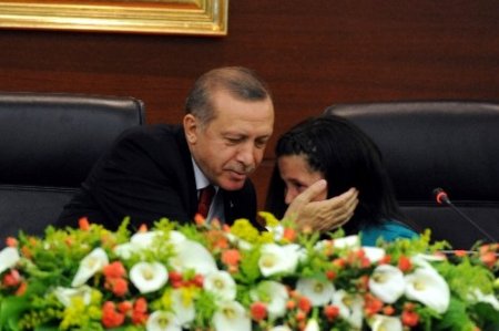 Erdoğan'ın koltuğuna oturan küçük başbakan, gözyaşlarını tutamadı