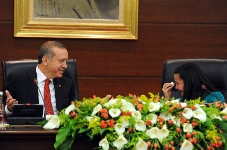Erdoğan'ın koltuğuna oturan küçük başbakan, gözyaşlarını tutamadı