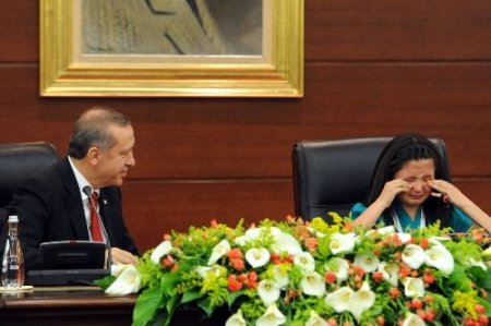 Erdoğan'ın koltuğuna oturan küçük başbakan, gözyaşlarını tutamadı