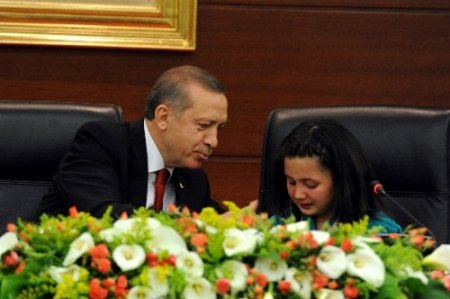 Erdoğan'ın koltuğuna oturan küçük başbakan, gözyaşlarını tutamadı