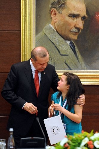 Erdoğan'ın koltuğuna oturan küçük başbakan, gözyaşlarını tutamadı