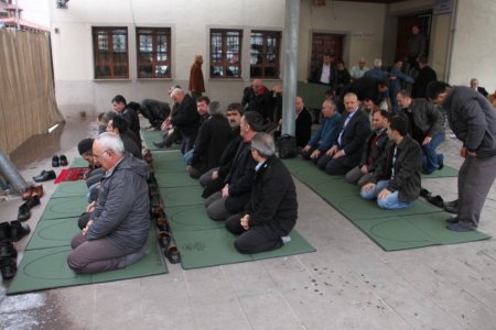 Ereğli Belediyesi, 5 camide bin seccade dağıttı