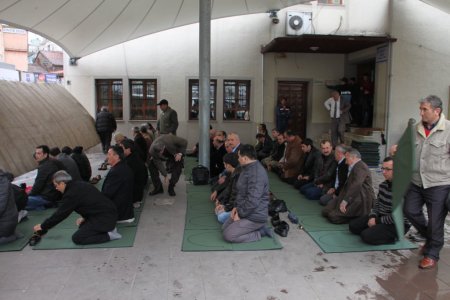 Ereğli Belediyesi, 5 camide bin seccade dağıttı