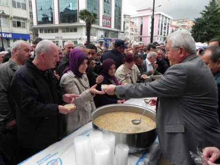 Ereğli Belediyesi, cuma namazı sonrası aşure dağıttı