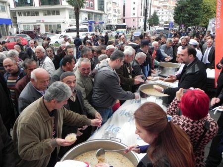 Ereğli Belediyesi, cuma namazı sonrası aşure dağıttı