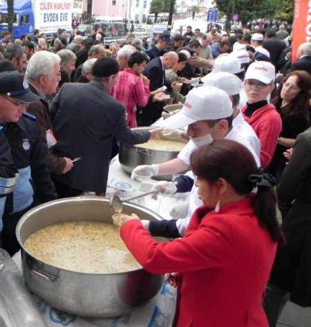 Ereğli Belediyesi, cuma namazı sonrası aşure dağıttı