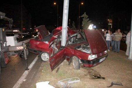 Ereğli'de araçta sıkışan vatandaşları itfaiye kurtardı: 2 yaralı