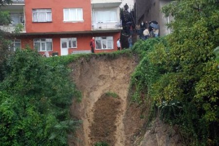 Ereğli'de Heyelan Korkusu Apartman Boşalttı