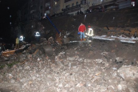 Ereğli'de İstinat Duvarı Araçların Üzerine Çöktü