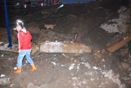 Ereğli'de İstinat Duvarı Araçların Üzerine Çöktü