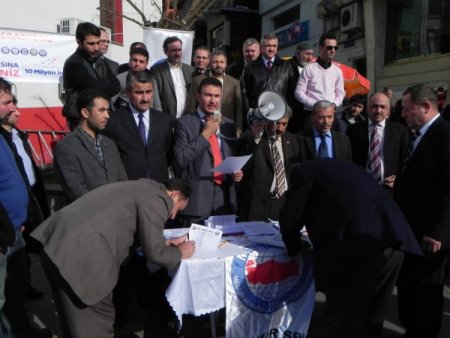 Ereğli'de kamuda kılık kıyafet özgürlüğü için imza kampanyası başlatıldı