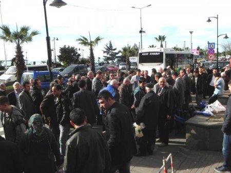 Ereğli'de kamuda kılık kıyafet özgürlüğü için imza kampanyası başlatıldı