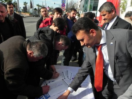 Ereğli'de kamuda kılık kıyafet özgürlüğü için imza kampanyası başlatıldı