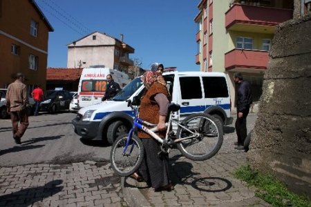 Ereğli’de otomobil bisiklet kullanan çocuğa çarptı: 1 yaralı