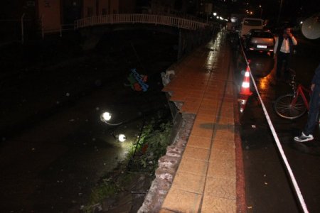 Ereğli'de sağanak yağış sonrasında kaldırım çöktü