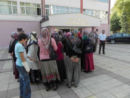 Ereğlili veliler, okullarından giden öğretmen için hükümet konağında toplandılar
