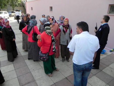 Ereğlili veliler, okullarından giden öğretmen için hükümet konağında toplandılar