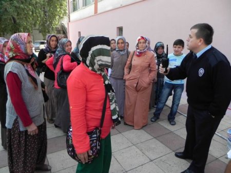 Ereğlili veliler, okullarından giden öğretmen için hükümet konağında toplandılar