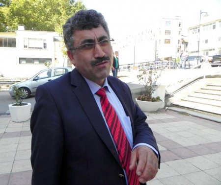 Ereğlili veliler, okullarından giden öğretmen için hükümet konağında toplandılar