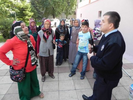 Ereğlili veliler, okullarından giden öğretmen için hükümet konağında toplandılar