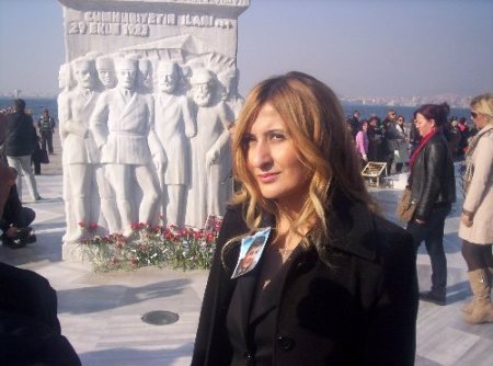 Ergenekon Sanığı Chp’li Milletvekili Balbay İçin 'Bin Karanfil" Eylemi Yapıldı