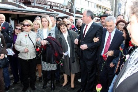 Ergenekon Sanığı Chp’li Milletvekili Balbay İçin 'Bin Karanfil" Eylemi Yapıldı