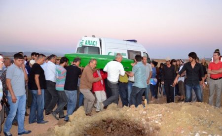 Ergenekon sanığı Yarbay Dönmez, oğlunun cenazesine katıldı (2)