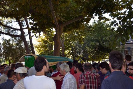 Ergenekon sanığı Yarbay Dönmez, oğlunun cenazesine katıldı (2)